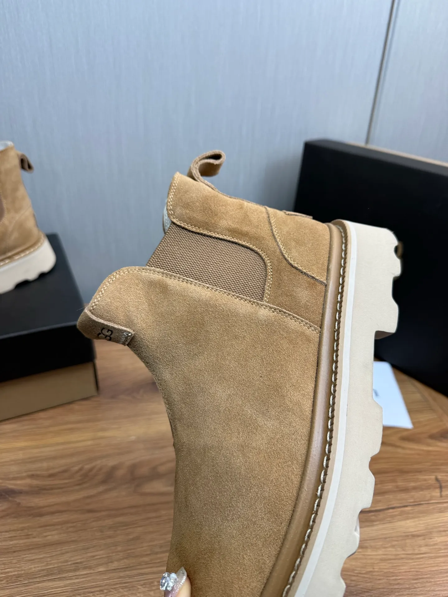 Men's shoes 💰600💰 New UGG fur integrated men's simple and fashionable snow boots. The most worth buying at the end of this year are warm casual shoes. Whether you are out and about at home, their comfortable and warm performance will be your most suitable fashion companion! The material is cowhide upper and imported wool is used inside. Warm and comfortable! The eva+ rubber patch outsole is cushioned, non-slip and wear-resistant, and has good elasticity. It is light and wear-resistant, comfortable and soft, and the new simple cut is more fashionable. It has both practicality and fashion sense, so you no longer have to worry about how to match it in winter, while still maintaining your fashionable taste. High-quality genuine wool. Look at the details for the material! Size: 39-40-41-42-43-44-44 sneaker size